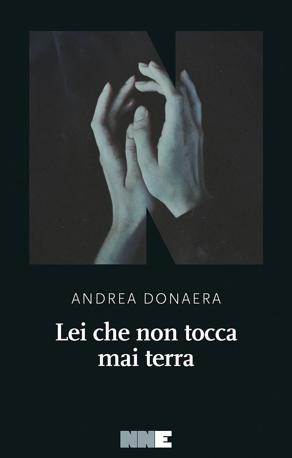 Copertina di Lei che non tocca mai terra